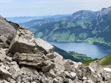 Wagital veya Waegital vadisi ve wagitalersee (Waegitalersee), Innerthal - Schwyz Kantonu, İsviçre üzerinde alp zirveleri Taşlar ve kayalar