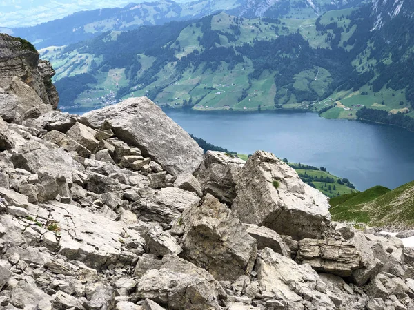 Wagital veya Waegital vadisi ve wagitalersee (Waegitalersee), Innerthal - Schwyz Kantonu, İsviçre üzerinde alp zirveleri Taşlar ve kayalar