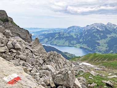 Sihltal Vadisi 'nde yürüyüş ve yürüyüş yolları ve yapay Sihlsee Gölü, Studen - Schwyz Kantonu, İsviçre