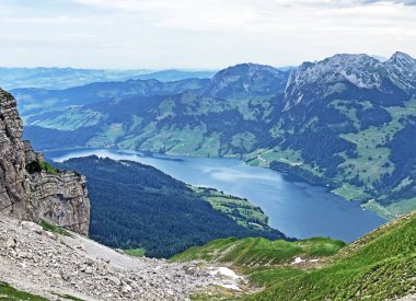 Wagital (Waegital) vadisinde Wagitalersee (Waegitalersee) Gölü 'nün Alp manzarası - Schwyz Kantonu, İsviçre