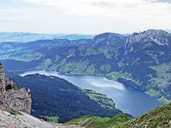 Alpejska Sceneria Jeziora Wagitalersee Waegitalersee Dolinie Wathe Waethe Innerthal Canton — Zdjęcie stockowe