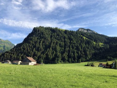 Sihltal Vadisi 'ndeki geleneksel mimari ve çiftlik evleri ve Sihlsee Gölü, Studen - Schwyz Kantonu, İsviçre