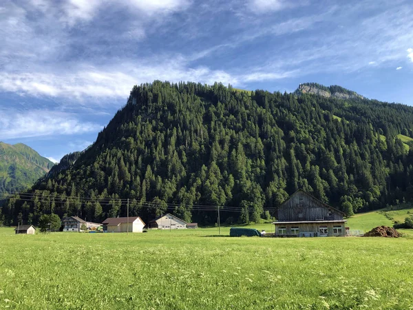 シルタル渓谷の伝統的な建築と農家と人工湖Sihlsee Studen カントン シュヴィーツ スイス — ストック写真