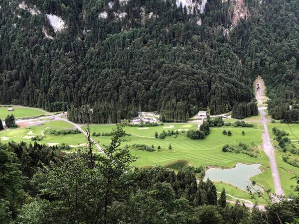 Golfkenttä Ybrig Tai Golfplatz Ybrig Golf Club Ybrig Schweiz Studen — kuvapankkivalokuva