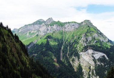 Alp dağları Biet ve Leiterenstollen Sihltal vadisi üzerinde ve sanatsal Sihlsee Gölü, Studen - Schwyz Kantonu, İsviçre