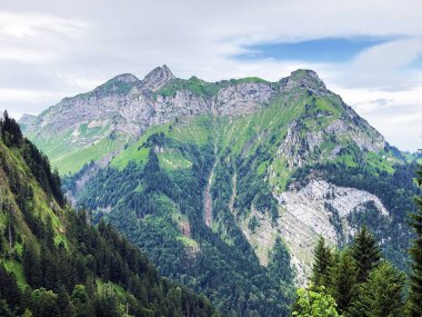 Alp dağları Biet ve Leiterenstollen Sihltal vadisi üzerinde ve sanatsal Sihlsee Gölü, Studen - Schwyz Kantonu, İsviçre