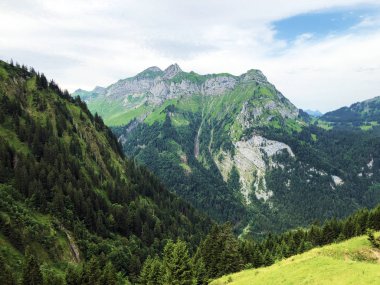 Alp dağları Biet ve Leiterenstollen Sihltal vadisi üzerinde ve sanatsal Sihlsee Gölü, Studen - Schwyz Kantonu, İsviçre