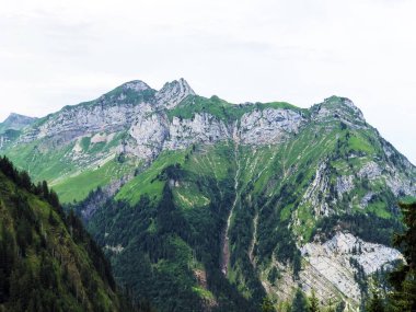 Alp dağları Biet ve Leiterenstollen Sihltal vadisi üzerinde ve sanatsal Sihlsee Gölü, Studen - Schwyz Kantonu, İsviçre