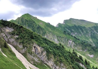 Wagital veya Waegital Vadisi 'nin yukarısındaki Firsten ve Gantspitz dağları ve Wagitalersee Alp Gölü (Waegitalersee), Innerthal - Schwyz Kantonu, İsviçre