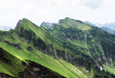 Wagital veya Waegital Vadisi 'nin yukarısındaki Firsten ve Gantspitz dağları ve Wagitalersee Alp Gölü (Waegitalersee), Innerthal - Schwyz Kantonu, İsviçre