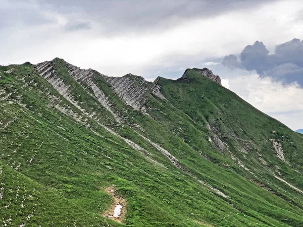 Góra Alpejska Turner Nad Doliną Wathe Jeziorem Wagitalersee Waegitalersee Innerthal — Zdjęcie stockowe