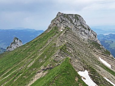 Wagital veya Waegital Vadisi 'nin yukarısındaki Alp Dağı Diethelm ve Wagitalersee Gölü (Waegitalersee), İsviçre - Schwyz Kantonu, İsviçre
