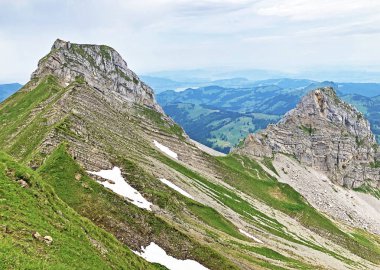 Wagital veya Waegital Vadisi ve Alp Gölü Wagitalersee (Waegitalersee) 'nin yukarısındaki Alp zirvesi Diethelm, İsviçre - Schwyz Kantonu