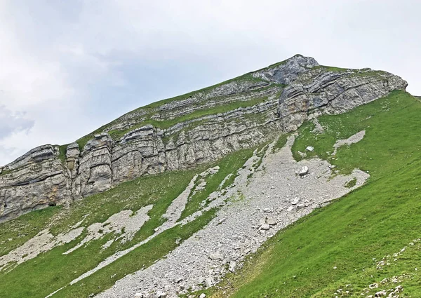 Bergdiethelm Über Dem Wagital Oder Wegitaltal Und Dem Wagitalersee Innerthal — Stockfoto