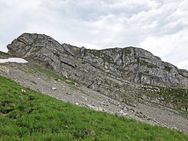 ワギタル渓谷またはワギタル渓谷の上のアルパインのピークDiethelmと高山湖Wagitalersee Waegitalersee Inneral Canton Schwiz スイス — ストック写真