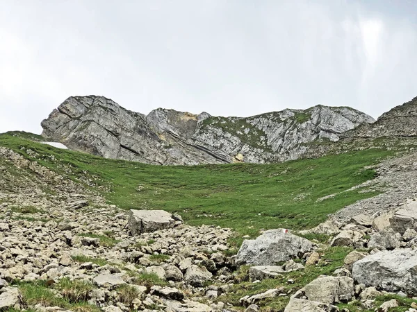 Berggipfel Diethelm Über Dem Wagital Oder Waegitaltal Und Wagitalersee Innerthal — Stockfoto