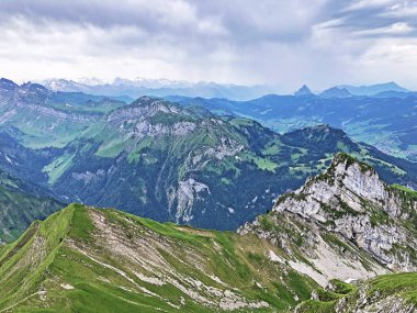 Sihltal ve Wagital (Waegital veya Wgital) vadileri arasında yer alan Diethelm ve Turner tepelerindeki panoramalar, Studen - Schwyz Kantonu, İsviçre