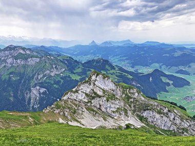 Sihltal ve Wagital (Waegital veya Wgital) vadileri arasında yer alan Diethelm ve Turner tepelerindeki panoramalar, Studen - Schwyz Kantonu, İsviçre