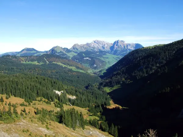 陶根堡地区的图尔河流域 以及瑞士圣加仑州斯泰伦巴赫丘尔菲尔斯滕山脉和阿尔普斯坦山脉之间的地区 — 图库照片
