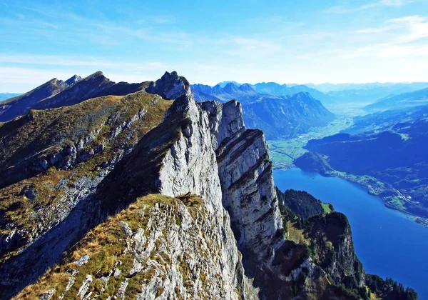 ワレンゼー湖の上のアルパイン山Glattcham そしてチュラロンテン山脈の中で Starkenbach カントン セント ガレン スイス — ストック写真