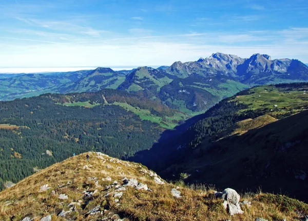 Panorama Alpejskiego Szczytu Leistchamm Położonego Nad Jeziorem Wahlensee Paśmie Górskim — Zdjęcie stockowe