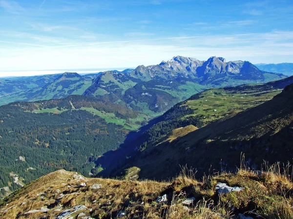 ワレンゼー湖の上に位置する高山の山頂からのパノラマとチュラロンテン山脈のシュタルケンバッハ カントン セント ガレン スイス — ストック写真