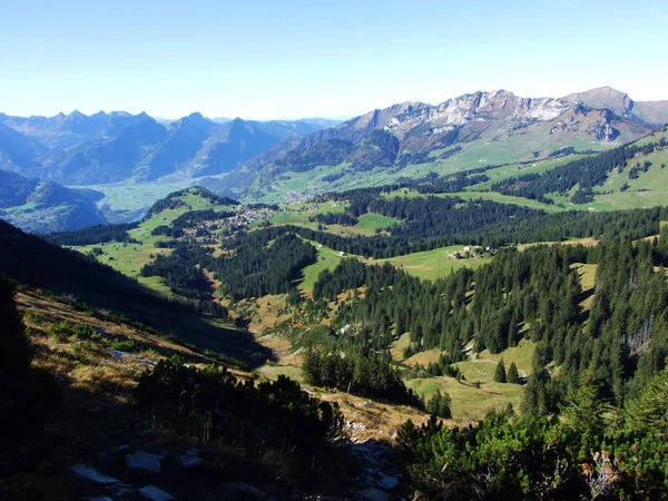 ワレンゼー湖の上に位置する高山の山頂からのパノラマとチュラロンテン山脈のシュタルケンバッハ カントン セント ガレン スイス — ストック写真