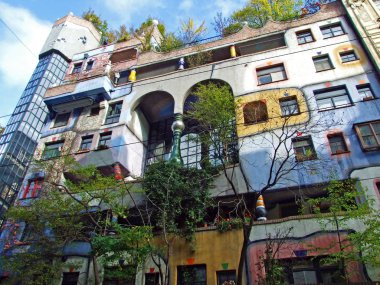 Hundertwasser Evi, Wien (Sanatçının parlak boyanmış, doğal apartman bloğu ve ormanlık çatı ve balkonları) - Viyana, Avusturya