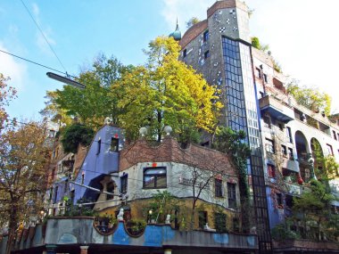 Hundertwasser Evi, Wien (Sanatçının parlak boyanmış, doğal apartman bloğu ve ormanlık çatı ve balkonları) - Viyana, Avusturya