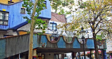 Hundertwasser Evi, Wien (Sanatçının parlak boyanmış, doğal apartman bloğu ve ormanlık çatı ve balkonları) - Viyana, Avusturya