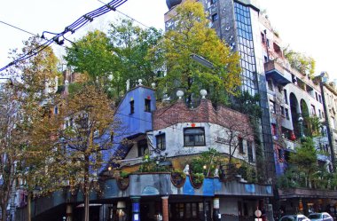 Hundertwasser Evi, Wien (Sanatçının parlak boyanmış, doğal apartman bloğu ve ormanlık çatı ve balkonları) - Viyana, Avusturya