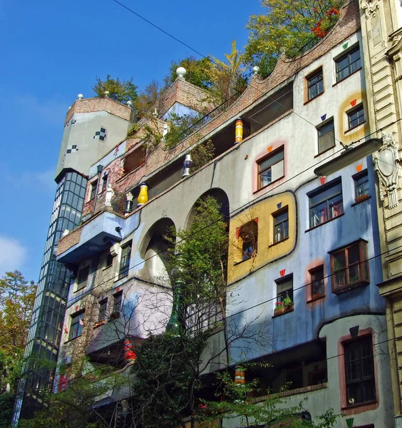 Hundertwasser House Wien Tworzenie Przez Artystę Jaskrawo Malowanego Naturalnego Bloku — Zdjęcie stockowe