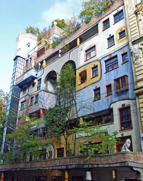 Hundertwasser Evi, Wien (Sanatçının parlak boyanmış, doğal apartman bloğu ve ormanlık çatı ve balkonları) - Viyana, Avusturya