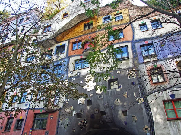 Hundertwasser Ház Bécs Festői Alkotás Fényesen Festett Természetes Lakóháztömb Erdős — Stock Fotó