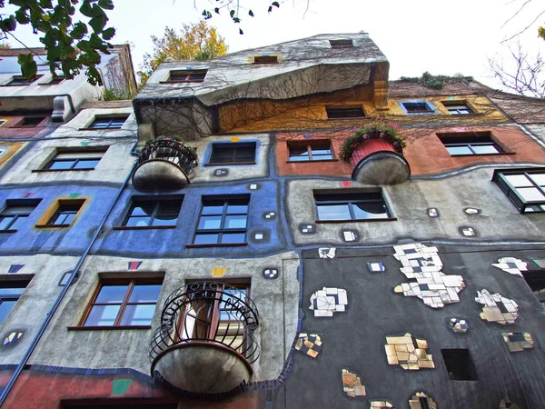 stock image Hundertwasser House, Wien (Artist's creation of brightly painted, natural apartment block with a forested roof & balconies) - Vienna, Austria