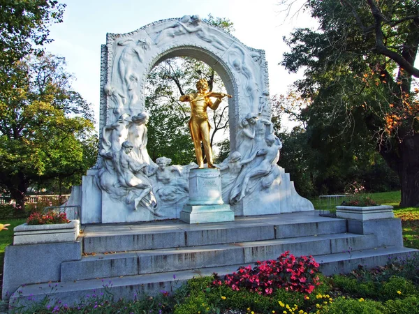 Памятник Иоганну Штрау Johann Strauss Denkmal Wien Вена Австрия — стоковое фото