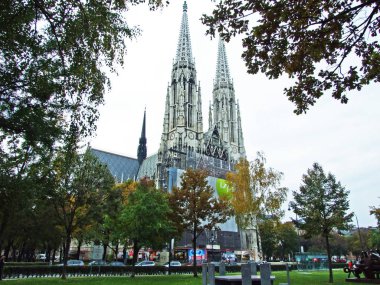 Votivkirche Kilisesi ya da Die Votivkirche, Wien (İmparator 'un bir suikasta kurban gitmesi sayesinde inşa edildi, bu kilise 1879 yılında inşa edildi.) - Viyana, Avusturya