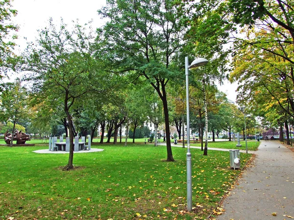 Sigmund Freud Park Wien Landscaped Area Grassy Lawn Shade Trees — 스톡 사진