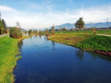 Rheintaler Binnenkanal nehri Ruthi Sg (veya Ruethi Sg) köyünde ve Ren nehri vadisinde (Rheintal) - İsviçre 'nin St. Gallen (Sg) Kantonu