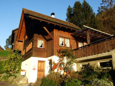 Alpstein dağlarının yamaçlarında ve Ren Vadisi 'nde (Rheintal), Oberriet Sg - İsviçre' nin St. Gallen Kantonu 'nda geleneksel kırsal mimari ve çiftlik hayvanları çiftlikleri