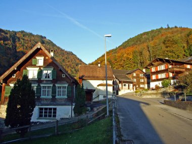 Alpstein dağlarının yamaçlarında ve Ren Vadisi 'nde (Rheintal), Oberriet Sg - İsviçre' nin St. Gallen Kantonu 'nda geleneksel kırsal mimari ve çiftlik hayvanları çiftlikleri