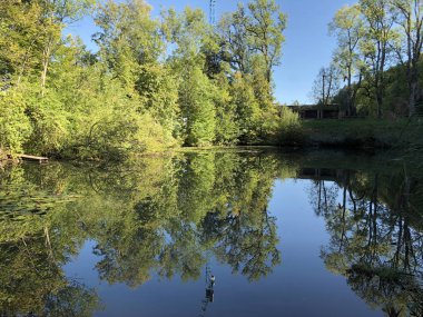 Eichweier Gölü veya Eichweiher göleti (Üç Pont dinlenme alanı veya Das Naherholungsgebiet Drei Weihern), Drei Weieren - St. Gallen, İsviçre