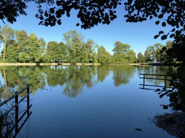 Buebenweier Gölü veya Buebenweiher göleti (Üç Pont dinlenme alanı veya Das Naherholungsgebiet Drei Weihern), Drei Weieren - St. Gallen, İsviçre