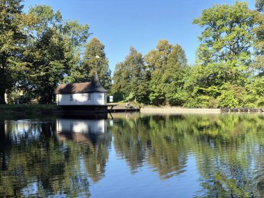 Buebenweier Gölü veya Buebenweiher göleti (Üç Pont dinlenme alanı veya Das Naherholungsgebiet Drei Weihern), Drei Weieren - St. Gallen, İsviçre
