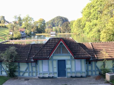 Mannenweier Gölü veya Mannenweiher göleti (Üç Pont dinlenme alanı veya Das Naherholungsgebiet Drei Weihern), Drei Weieren - St. Gallen, İsviçre
