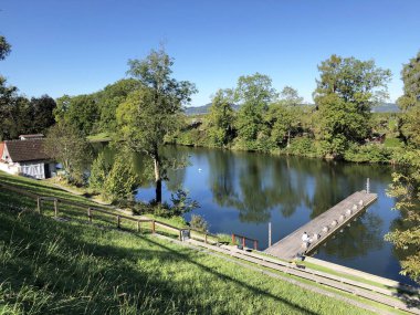Mannenweier Gölü veya Mannenweiher göleti (Üç Pont dinlenme alanı veya Das Naherholungsgebiet Drei Weihern), Drei Weieren - St. Gallen, İsviçre
