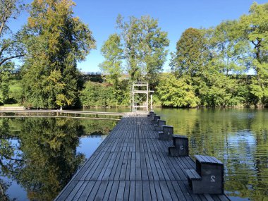 Mannenweier Gölü veya Mannenweiher göleti (Üç Pont dinlenme alanı veya Das Naherholungsgebiet Drei Weihern), Drei Weieren - St. Gallen, İsviçre
