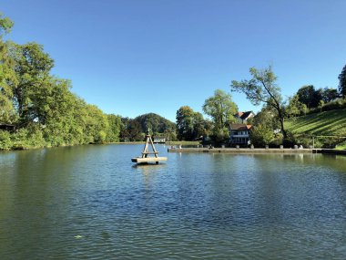 Mannenweier Gölü veya Mannenweiher göleti (Üç Pont dinlenme alanı veya Das Naherholungsgebiet Drei Weihern), Drei Weieren - St. Gallen, İsviçre