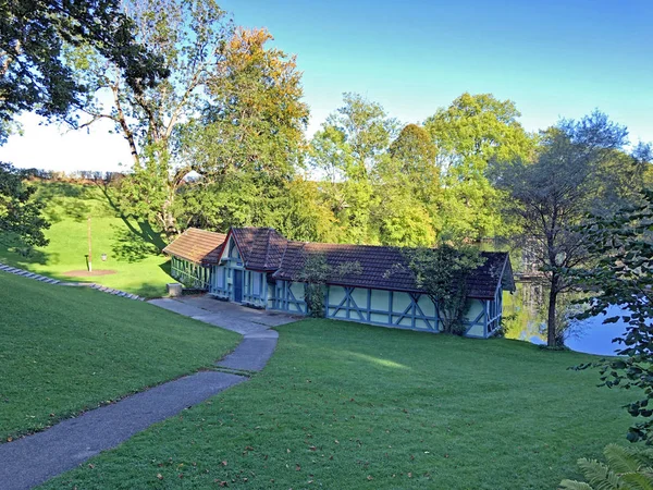 Mannenweier Gölü veya Mannenweiher göleti (Üç Pont dinlenme alanı veya Das Naherholungsgebiet Drei Weihern), Drei Weieren - St. Gallen, İsviçre