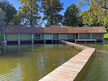 Mannenweier Gölü veya Mannenweiher göleti (Üç Pont dinlenme alanı veya Das Naherholungsgebiet Drei Weihern), Drei Weieren - St. Gallen, İsviçre